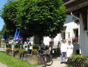 Blick nach Westen: Herr und Frau Helmle an ihrer L�ffelschmiede am 10.7.2008