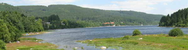 Blick nach Norden �ber den Schluchsee auf Aha mit Badestrand (links) und Seglerhafen (oben Mitte) am 24.7.2008