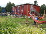 Blick nach Westen zum Sch�lerhaus am 19.7.2008 - Kamille und H�ngematten