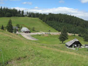 Blick nach Westen zu Stollenbacher H�tte, Ruheberg (rechts) und Skiliftstation (rechts) am 5.8.2008