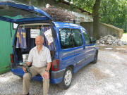 Hagen Späth mit seinem "Storch-Notfall-Fahrzeug" am 3.8.2008