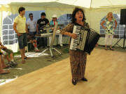 Anita Morasch singt "Celem" am 21.6.2008 - rechts Frau Braun