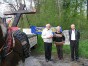 25.4.2006 von rechts nach links: Pfarrer i.R. Peter Bloch, der katholische Pfarrer Paul Dietrich aus dem Elsass und Pfarrer i.R. G�nter Richter, Weisweil bei der Andacht zum Auftakt des Mahnweg am Gedenkstein im Wyhler Wald.