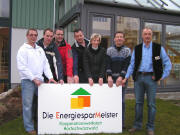 Energiesparmeister - Viele H�nde, die an einem Strang ziehen: Thomas Wehrle, Engelbert Wehrle, Karl-Hermann Kraus, Henrik Tritschler, Elisabeth Herrmann, Oskar Fehrenbach und Oswald Ganter haben sich zur Kooperationswerkstatt zusammen geschlossen.  