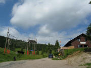Blick nach Westen zum Hochseilgarten zwischen Weg und Hochkopfhaus