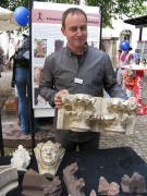 Eberhard Grether, freiberufl. Restaurator, mit einer der 4000 Gipsadr�cke aus dem Formenarchiv