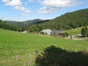 Blick  nach Osten am 5.8.2008 �ber die Stollenbacher H�tte zum Hinterwaldkopf