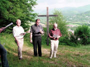 Pfarrer Kienzler (St.Barbara) und Atsma (Auferstehung) am Galgenberg-Kreuz 2007