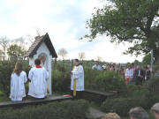 Pater Daniel und Pater Schneider (links) am 5.5.2008 - Blick nach Westen