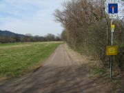 Blick nach Westen kurz vor dem Golfplatz am 15.3.2008: Geradeaus auf dem "Krüttweg alt" (ungeteert) - Durchgang verboten