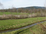 Blick nach Nordwesten über den Krummbach zum kleinen Parkplatz des Golfclubs am 15.3.2008