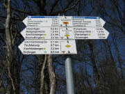 Blick nach Norden zum Wegweiser "Kiechlinsberger Eck 397 m" am 29.3.2008 - Der flei�ige SWV hat ein  Zusatzschild montiert