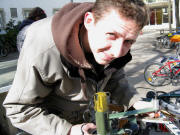 Christian F�nfgeld vom Littenweiler Fahrradeck codiert ein Fahrrad beim Littenweiler bauernmarkt am 29.3.2008