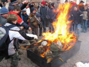 Baumschw�mme im Osterfeuer am 23.3.2008 in St.Peter vor der Kirche