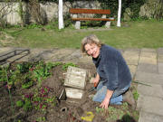 Frau Asal s�ubert den Kasten f�r Erdhummeln am 15.3.2008