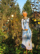 Blumenfrau in Blau am 14.11.2008 in der Abendsonne