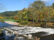 Blick nach Westen �stlich Ottiliensteg an der Dreisam: Fischtreppe links am 17.10.2008