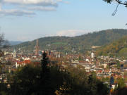 Blick vom Fuß des Hildaturms nach Norden auf die Freiburger Altstadt und Schloßberg am 17.10.2008