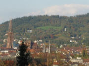 Tele-Blick vom Fu� des Hildaturms nach Norden �bers Freiburger M�nster zur Eichhalde ob Herdern am 17.10.2008