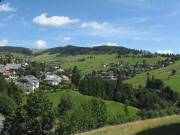 Blick nach Nordosten �ber Todtnauberg hoch zum St�benwasen am 24.8.2008