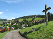 Blick nach Norden �ber Todtnauberg hoch zur Fatima-Kapelle (rechts oben) am 24.8.2008