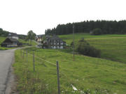 Blick nach Westen in Balzhausen über den Dresselbacher Weg