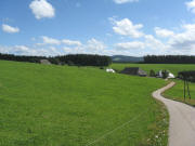 Blick nach S�dosten �ber "Im Grund" �ber den Obergrundhof und Ettenbachhof (links) in Richtung Neueck am 13.8.2008