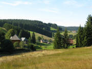 Blick vom Hausebenehof nach Norden �bers Hinterbreg zum Hochbauernhof (links) am 25.8.2008