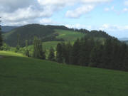 Blick vom Paulehof nach S�dwesten �ber  Schanze (vorne), Schlembenacker zur Hohen Steig am 13.8.2008 - Kilpachtal links runter