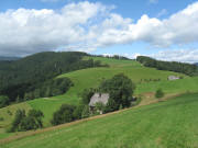 Blick nach Nordwesten �ber s'Armut und Kilpenhof zur Hohen Steig am 13.8.2008
