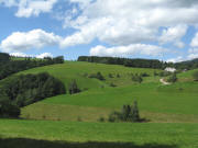 Blick nach Westen �ber den Schlembenacker zum Kilpenhof am 13.8.2008