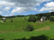Blick nach Nordwesten zu Kilpenhof (links) und s'Armut am 13.8.2008