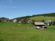 Blick nach Norden zu Wirtshof, Haus des Gastes, Skilift-Talstation und Gasthaus Hirschen (von links) am 9.9.2008
