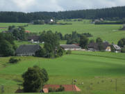 Tele-Blick nach Osten �ber Hansj�rgen zu Mathisenhof, Schweizerhof (rechts) und Hansenhof (links) hoch zu Deckersh�usle und Michelehof (rechts) am 7.9.2008