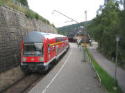 Der Zug der Dreiseenbahn fährt ab vom Bahhof Seebrugg um 17.40 Uhr am 9.9.2008