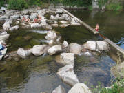 Baden in der Dreisam beim Sandfang am 1.9.2009 - Paradies f�r Kinder