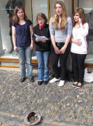 4 von 40 Sängerinnen der Mädchen Kantorei Freiburg am 12.9.2009