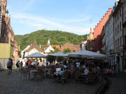 Blick nach Osten �ber den Freiburger M�nstermarkt bis zur Alten Wache und hoch zum Schlo�berg am 18.8.2009