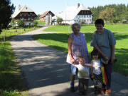Blick nach Nordwesten zum Wernethof am 8.9.2009 mit Jungbauer Lukas und Schwester Silvia - Ferienwohnung im Neubau links