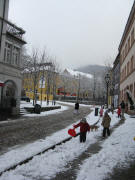 Blick nach Osten zum Augustinerplatz - Schneeschaufeln am Bächle