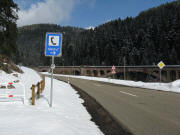 Blick nach Norden �ber Radweg (links) und Strasse Kappel-Neustadt zur Eisenbahn-br�cke Neustadt-L�ffingen am 10.3.2009