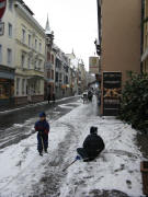 Blick nach Westen in die Gerberau am 4.2.2009 - Kinder spielen im Schnee