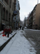 Blick nach Westen in die Gerberau am 14.2.2009 - Kinder spielen im Schnee am Bächle