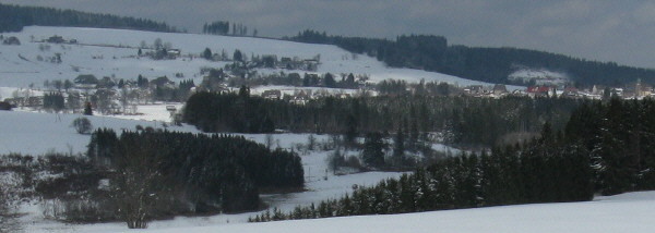 Tele-Blick von der Trenschel-Loipe ob Lenzkirch nach Nordosten über Kappel hoch zum Franzosenkreuz am 12.3.2009
