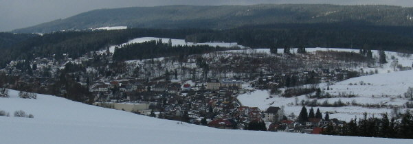 Blick von der Trenschel-Loipe nach Westen �ber Lenzkirch zum Hochfirst ob Saig am 12.3.2009