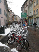 Blick von Oberlinden in die Herrenstrasse am 14.2.2009: Velo, Velo, Velo und Schnee