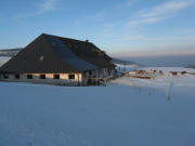 Blick �ber den Haldenmeierhof nach Nordosten zum nebligen Dreisamtal am 27.1.2009 um 16 Uhr