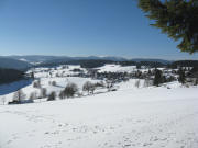 Blick von der Bank am Waldrand oberhalb Vitenhof nach S�dwesten �ber Saig zum Feldberg am 25.1.2009