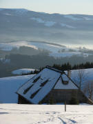Tele-Blick vom Kandelberg nach S�dosten �bers Jockenh�usle und Lindenberg (Muckenhof), Steig (Steighof) zum Feldberg am 11.1.2009