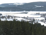 Blick vom Riesenbühlturm nach Südwesten zum zugefrorenen Schluchsee und Schluchsee-Ort am 16.1.2009